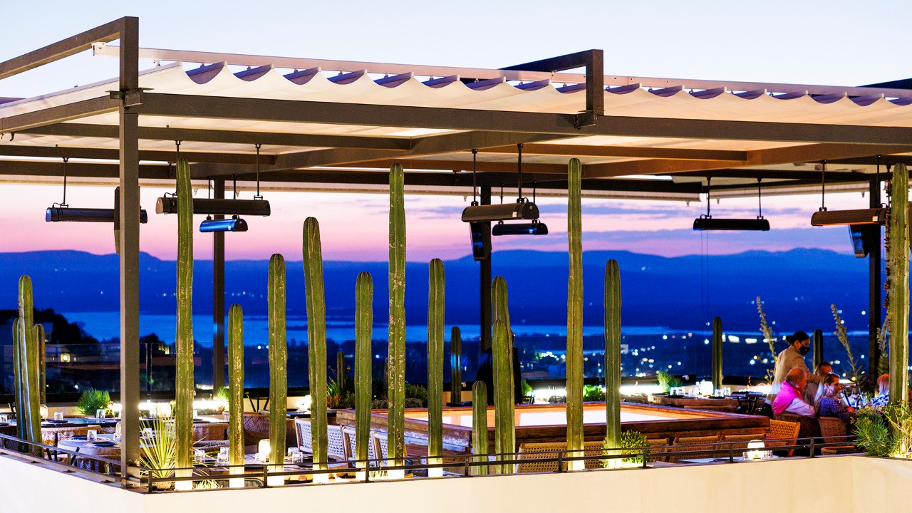 Night falls behind Hacmans restaurant in San Miguel de Allende. 