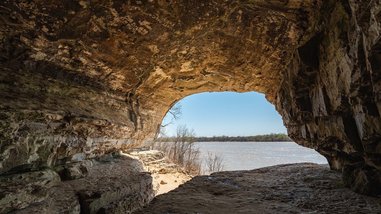 Pirates once lived in Cave-in-Rock.