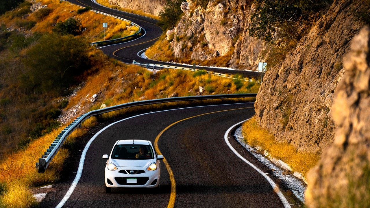 Kassondra drives a Nissan March up the switchbacks of Baja California Sur’s Highway 1.