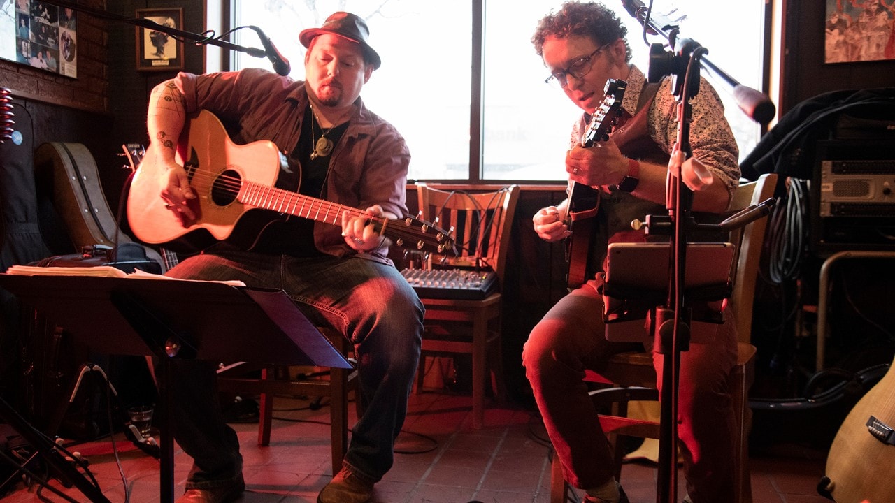 Tim Cheesebrow (izquierda) y Pete McCauley, del dúo Mac y Cheese, tocan en el Merlins Rest Pub en Minneapolis, Minnesota.