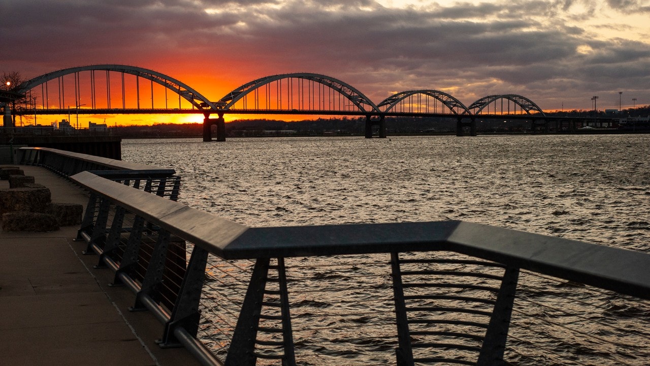 El Parque Schwiebert Riverfront en Rock Island, Illinois, ofrece conciertos de verano.