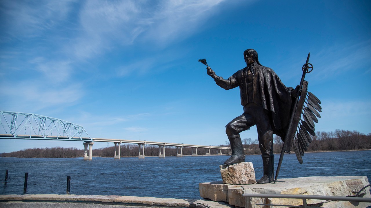 Una estatua del Jefe Wapasha II, de quien se nombra la ciudad de Wabasha, Minnesota, se encuentra cerca del río Misisipi.