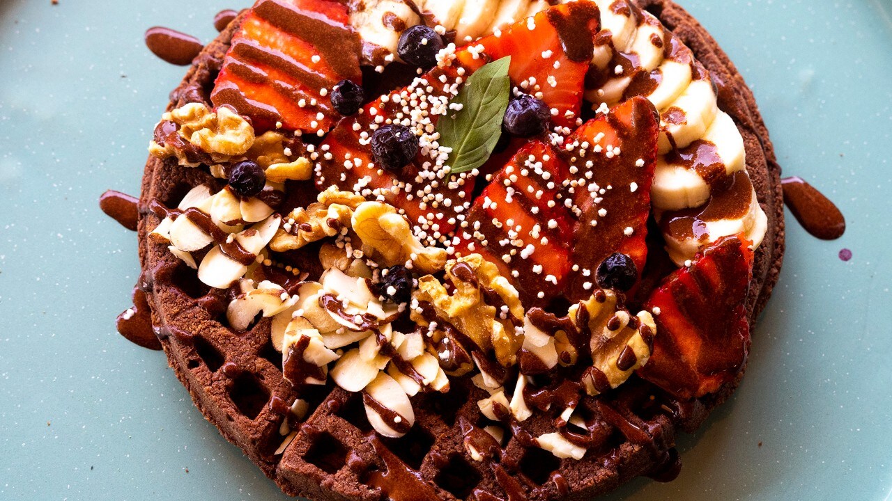 The cacao waffles at Fresco Hábito look like culinary art.