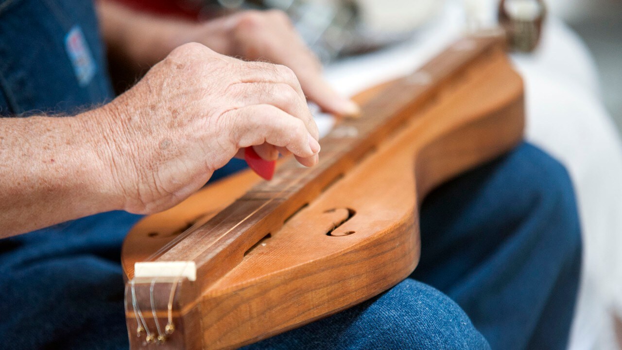 A musician plays an Appalachian dulcimer.