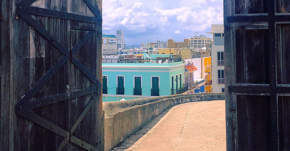 El antiguo San Juan, visto desde el interior del Castillo San Cristóbal, el fuerte español más grande construido en América.