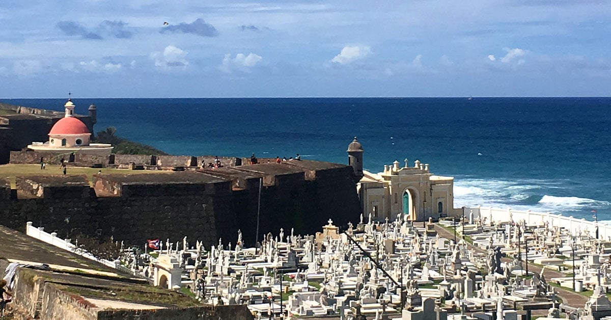 El cementerio del Viejo San Juan se puede ver desde el sendero para caminar en las afueras de la ciudad.