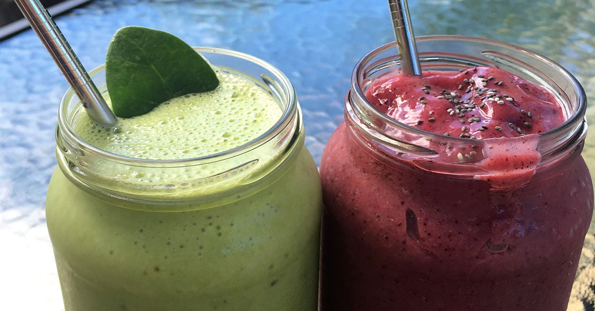 Un batido de aguacate, plátano y mantequilla de maní (izquierda) y un batido de bayas mixtas a 18 grados Juice Bar.