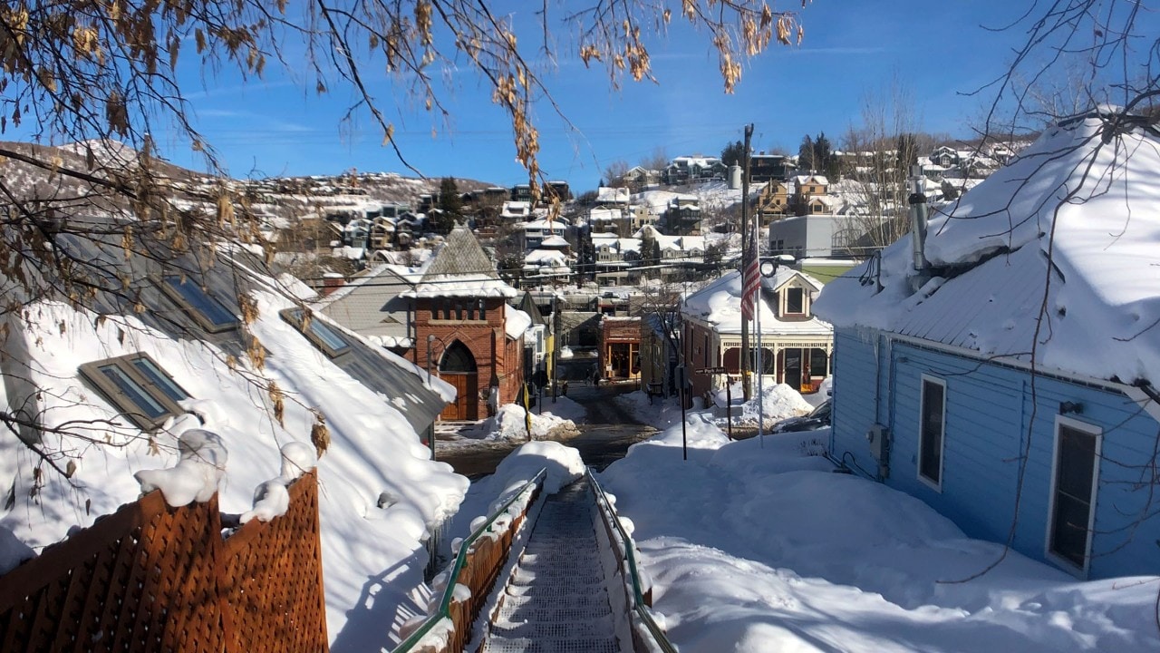 Los caminos que salen del centro de Park City conducen directamente a las montañas.